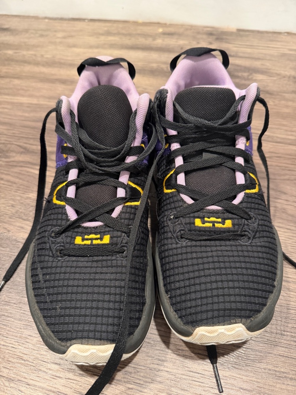 Nike Men's Black Purple Pink Accent Athletic Shoes